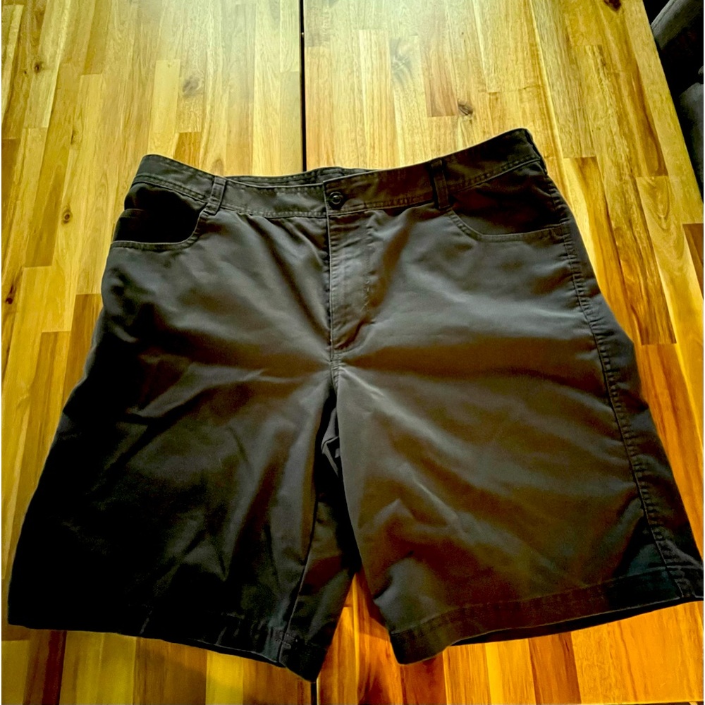 Columbia Dark charcoal gray Mens shorts size 40